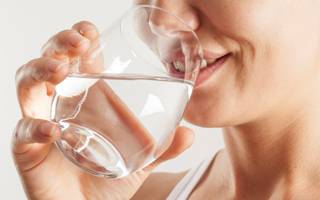 השפעת שתיית מים על גופנו